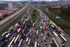 Tras el discurso de Bolsonaro, continúan los bloqueos de camioneros en las rutas de Brasil