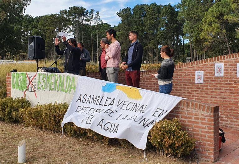 Vecinos de Costa Esmeralda protestaron hoy en contra de la edificación de nuevos edificios y por temor al impacto ambiental y en los servicios de ese complejo costero
