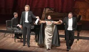El tenor Michael Schade y la soprano Verónica Cangemi junto al pianista Justus Zeyen conquistaron la Sala Principal en el marco del Ciclo Grandes Intérpretes.