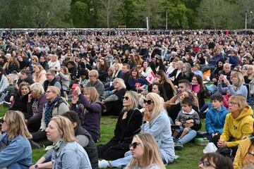 Los miembros del público observan el funeral de estado de la reina Isabel II de Gran Bretaña en una pantalla grande en Hyde Park