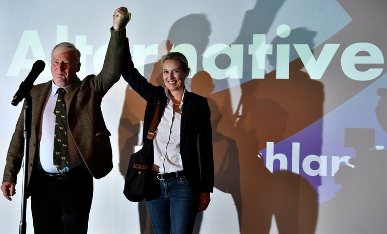 Los principales candidatos de Alternativa para Alemania, Alexander Gauland y Alice Weidel celebran en el escenario de su búnker en Berlín la noche de la elección