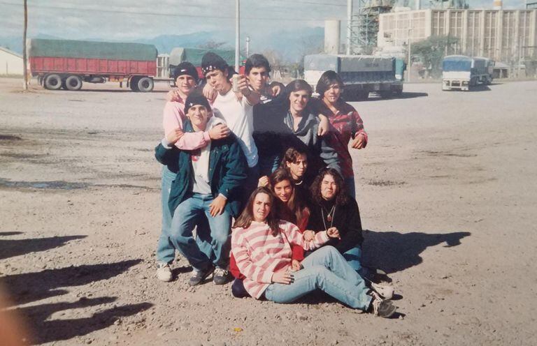 Arnedo hijo junto a sus amigos de la promoción en Bariloche, años después del accidente