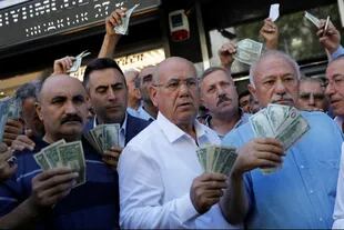Comerciantes turcos venden sus dólares en respuesta al llamado de Erdogan