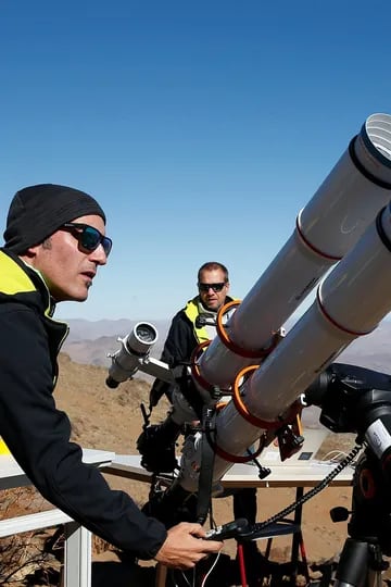 Un grupo de científicos prepara sus equipos para ver el eclipse solar total en La Silla
