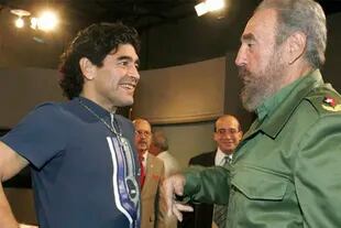 Un Maradona joven en uno de sus tantos encuentros con el presidente de facto de Cuba.