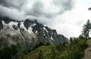 El glaciar Planpincieux se encuentra a una altitud de 2700 metros sobre la aldea de nombre homónimo