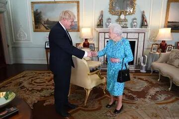 La reina Isabel II de Inglaterra y el primer ministro británico, Boris Johnson, el 24 de junio de 2019