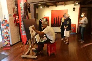 Muestra de Felipe Giménez, en Casa Cabrales, con el artista pintando en vivo