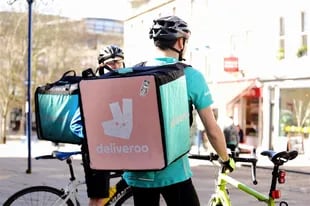 Los ciclistas de Deliveroo, que entregan comida a diario en bicicleta, reclaman para conformar un sindicato
