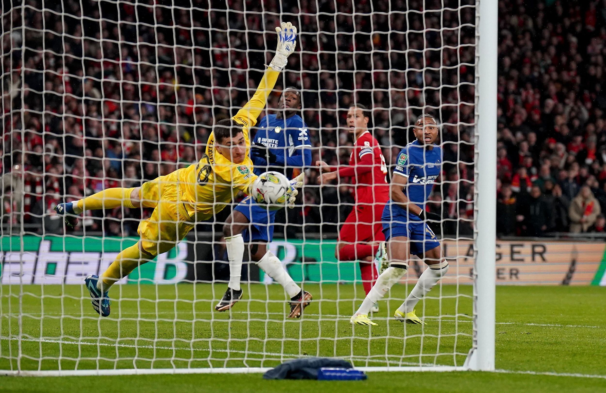 Alexis Mac Allister le ganó a Enzo Fernández: Liverpool venció por 1-0 a Chelsea con un gol sobre el final y se consagró campeón de la Copa de la Liga