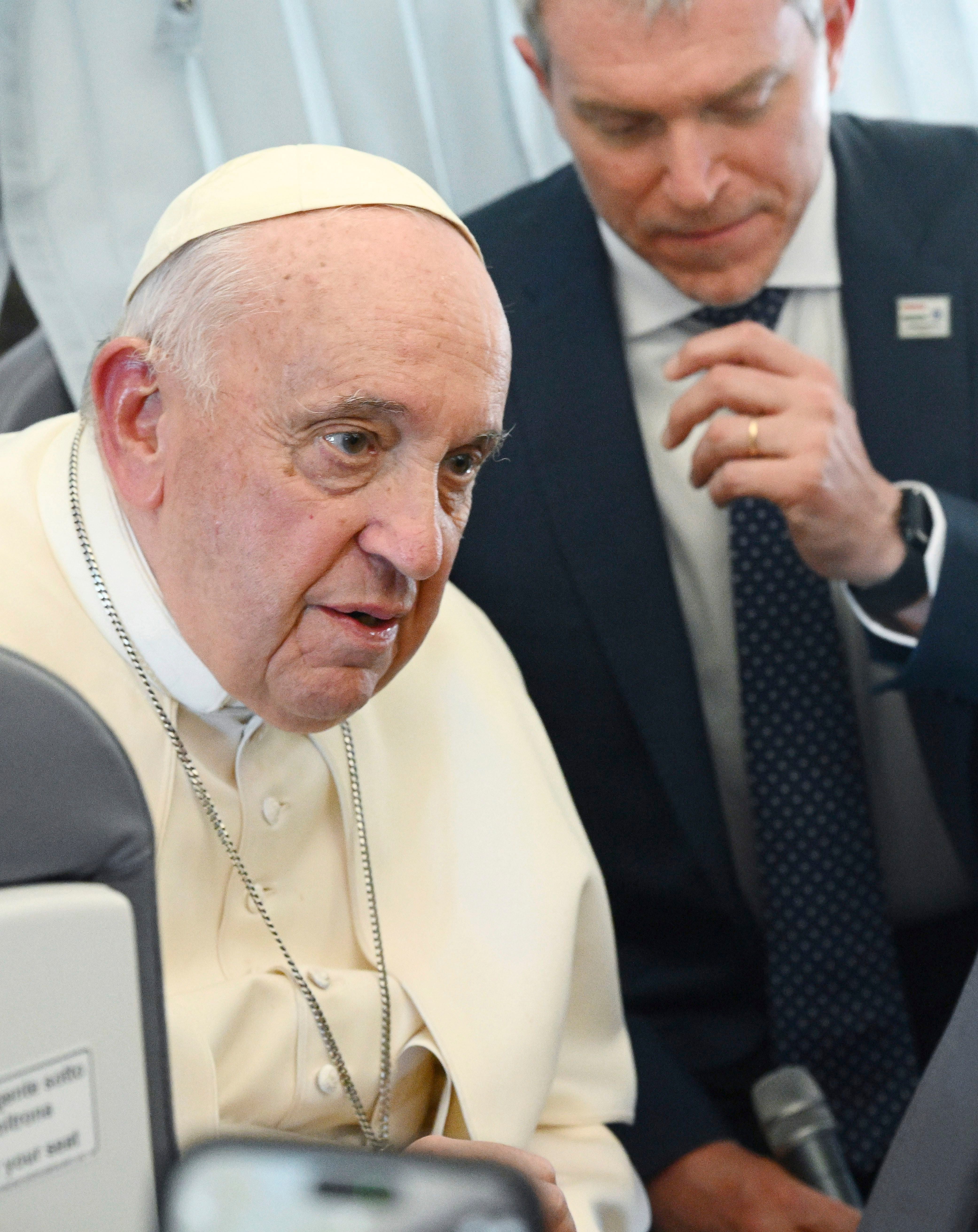 El papa Francisco a bordo del avión papal tras su visita a Hungría, el 30 de abril de 2023.