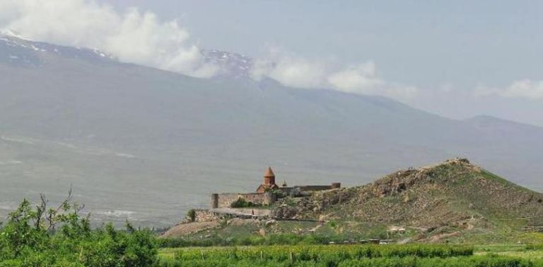 El monasterio armenio de Jor Virap, está ubicado en el área de la metrópoli helenística de Artaxata en la llanura de Ararat que se examinó por primera vez geomagnéticamente
