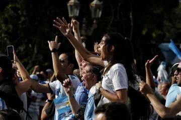 La alegria de los hinchas argentinos en la Plaza Francisco Seeber en Palermo