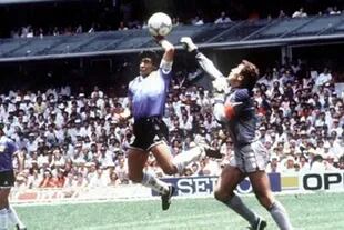 La "Mano de Dios", el gol de Diego que culminó una jugada brillante y puso en ventaja a la Argentina.