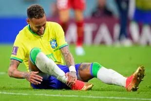 El brasileño Neymar sufrió una severa lesión en el tobillo derecho durante el primer partido de Brasil en Qatar 2022, ante Serbia