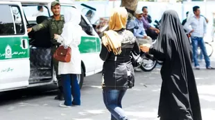La policía de la moral puede detener a las mujeres por no llevar el "hiyab adecuado"