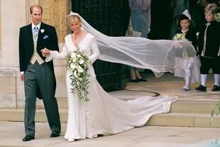 19 de junio de 1999. Convertidos en marido y mujer, Eduardo y Sofía dejan la capilla de St. George, ubicada en el castillo de Windsor. Los condes constituyen uno de los matrimonios más estables de la familia real británica