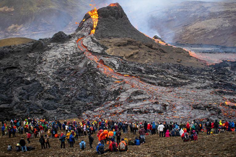 Centenares de personas se trasladaron para ver la erupción