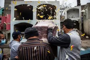 Un entierro en Perú, un país que avanza lento con su plan de vacunación