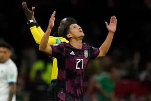 Uriel Antuna tras anotar el segundo gol de México en la victoria 2-0 ante El Salvador en las eliminatorias mundialistas, el miércoles 30 de marzo de 2022, en Ciudad de México. (AP Foto/Eduardo Verdugo)