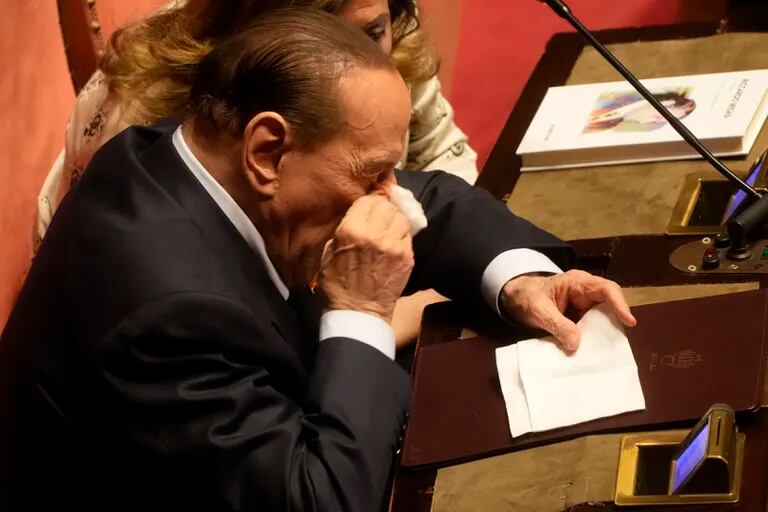 Una guerra tra Giorgia Meloni e Silvio Berlusconi minaccia il futuro del governo di destra in Italia