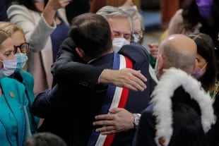 El nuevo presidente de Chile, Gabriel Boric, es saludado por el presidente de Argentina, Alberto Fernández, tras su ceremonia de investidura en el Congreso en Valparaíso, Chile, el 11 de marzo de 2022.