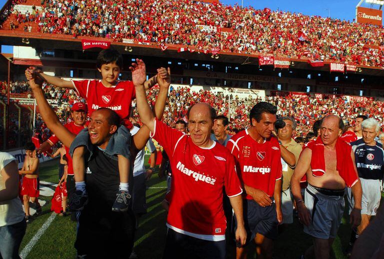 El 8/12/2006, Bochini y otras glorias de Independiente jugaron un partido en la fiesta de despedida su estadio de la Doble Visera, denominado Libertadores de América, antes de ser remodelado completamente