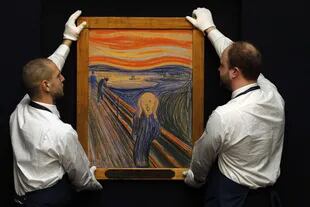 Empleados de Sotheby’s colocan la obra de Munch poco antes de la subasta