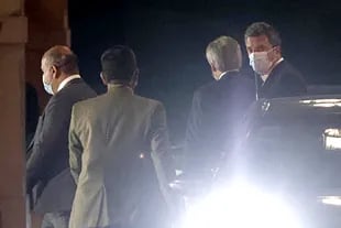 Juan Manzur, Alberto Fernández y Sergio Massa saliendo de Casa Rosada