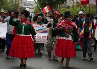 Manifestantes exigen la renuncia de la presidenta Dina Boluarte y de los legisladores durante una protesta el miércoles 1 de febrero de 2023 en Lima, Perú, país que vive una crisis política tras la destitución y encarcelamiento del mandatario Pedro Castillo en diciembre. 