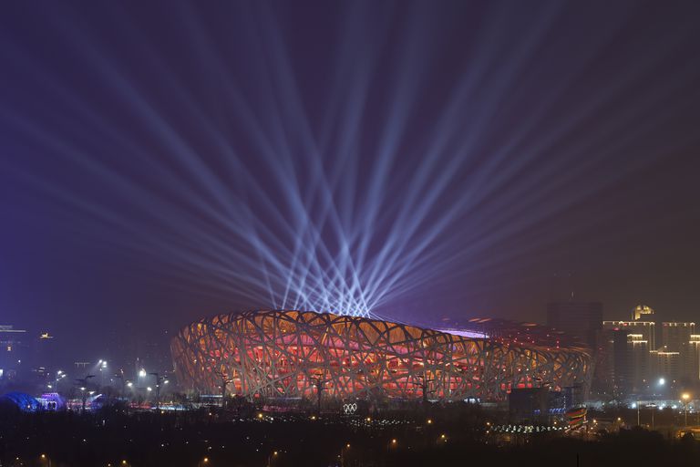 En esta imagen de archivo, las luces iluminan el Estadio Nacional, conocido como El Nido, durante un ensayo de la ceremonia inaugural de los Juegos Olímpicos de Invierno, en Beijing, China, el 30 de enero de 2022. (AP Foto/Wang Xinchao, archivo)