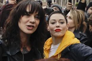 Las actrices Asia Argento y Rose McGowan, en una protesta en Roma