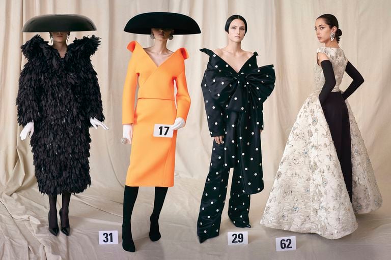 A cargo de la maison que fundó Cristóbal Balenciaga desde 2015, el georgiano Demna Gvasalia presentó la primera colección couture de la firma en más de 50 años. Lo hizo en silencio, como lo hacía el genial couturier, quien prefería que no haya música durante sus desfiles para que el público prestara atención a la línea, el corte y la presencia de su ropa.