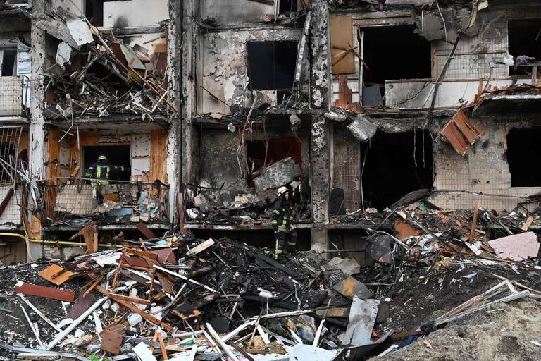 El edificio destruido pora bomba rusa era en el que viva la familia de la periodista de la BBC (Photo: Captura de video) (Photo by GENYA SAVILOV / AFP)