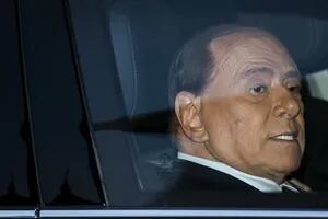 Insultos de Berlusconi estancan aún más las tratativas para formar gobierno