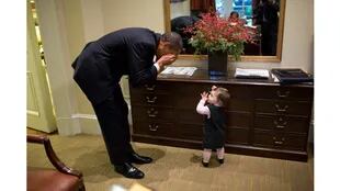 El presidente juega a las escondidas con la hija del miembro de la Casa Blanca, Emmitt Beliveau, en la Oficina Oval Exterior el 30de octubre de 2009.