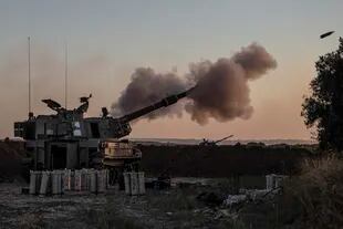 Una unidad de artillería israelí dispara hacia objetivos en la Franja de Gaza, en la frontera entre Israel y Gaza, el martes 18 de mayo de 2021. (AP Foto/Tsafrir Abayov)