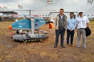Darío Giussi, del Invap, Nicolás Marinelli de empresas Marinelli y Juan Manuel Cicaré presentaron el nuevo helicóptero autónomo