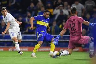 Frank Fabra logra un gol contra Godoy Cruz, en el último encuentro de Boca como local.