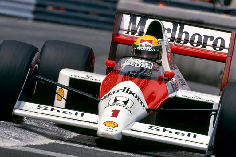 El inolvidable Ayrton Senna, tres veces campeón del mundo con McLaren; ídolo de Lewis Hamilton, quien en 2020 logró ganar en Imola, el circuito en donde se mató el paulista en 1994