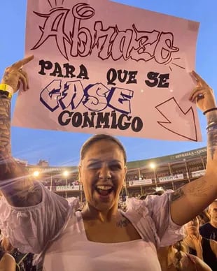 La jugadora de pádel profesional, Alba Galán, llevó un cartel al recital de Maluma con una petición.