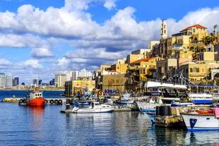 Jaffa tiene uno de los puertos más antiguos del mundo, está situada inmediatamente al sur de Tel Aviv y es famosa por su asociación con las historias bíblicas de Jonás, Salomón y San Pedro, así como por la historia mitológica de Andrómeda y Perseo, y más tarde por sus naranjas.