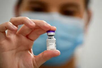 Una enfermera posa con un frasco de la vacuna Pfizer-BioNTech Covid-19 en un centro de salud de vacunación en Cardiff, Gales del Sur