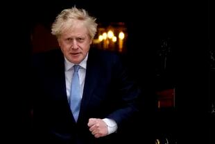 Archivo: el primer ministro británico, Boris Johnson, apoyó el envío de lanzacohetes MLRS a Ucrania.  (Foto AP/Frank Augstein, archivo)