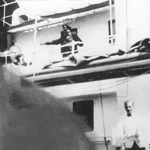 Última foto del capitan Theodor Dreyer a bordo del Monte Cervantes, publicada en su momento por la revista Caras y Caretas