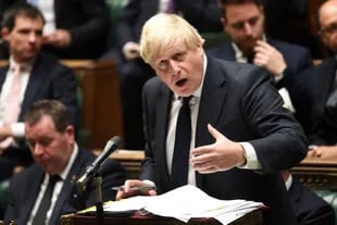 Una fotografía publicada por el Parlamento del Reino Unido muestra al Primer Ministro británico Boris Johnson hablando en la Cámara de los Comunes, en el centro de Londres
