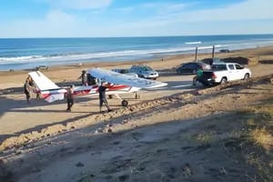 Una avioneta debió aterrizar de emergencia en la playa de Necochea