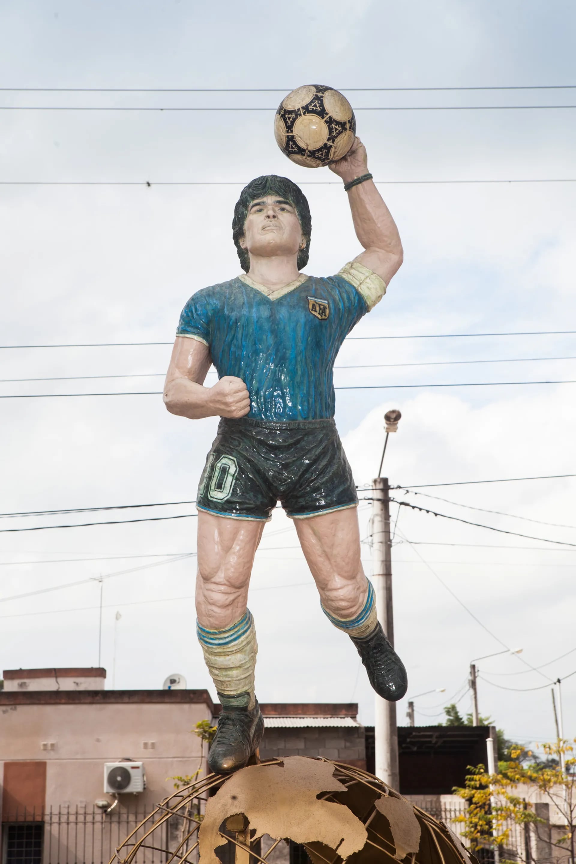 La obra dedicada a Maradona. En Famaillá se jactan de haberla inaugurado apenas 20 días después de su fallecimiento.