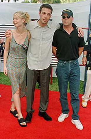 Ben Affleck y Bruce Willis en la premiere mundial de Armageddon, en 1998