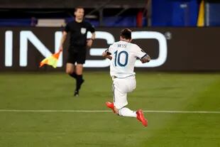 Messi celebra su gol para Argentina ante Ecuador, en la Bombonera.